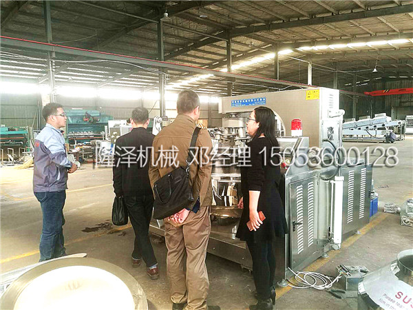 歡(huān)迎(yíng)長春客戶來廠考察火鍋(guō)底料炒鍋