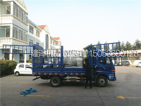 遼寧鞍（ān）山客戶的大型海鮮醬炒鍋設備正在裝車發貨