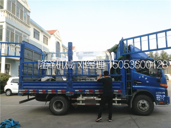 遼寧（níng）鞍山客戶的（de）大型海鮮醬炒鍋設備正在裝車發貨