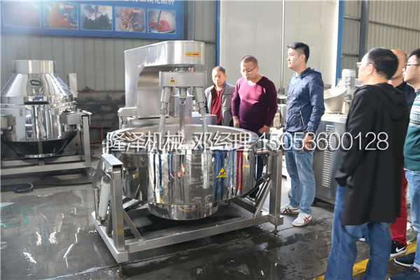 歡迎丹東(dōng)客戶來廠實地考察大型炒菜機並現場試驗