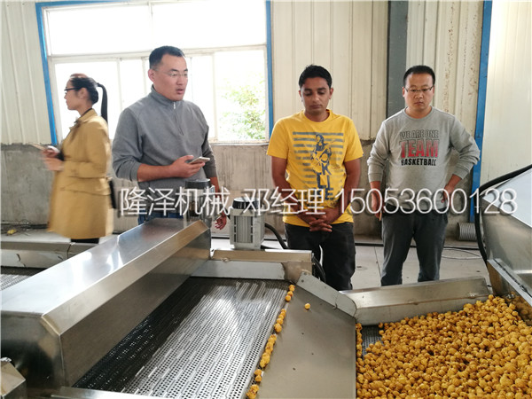 歡迎印度朋(péng)友來廠考察新型多功能爆米花機(jī)