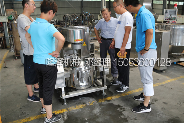 研究所來廠考察(chá)試驗用小型電磁(cí)炒藥機