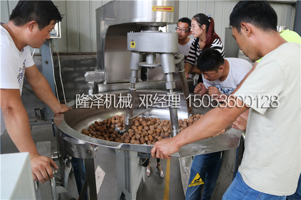 西安客戶參(cān)觀麻豆免费视频機械椒鹽核桃設備生(shēng)產(chǎn)現場並試機(附圖)