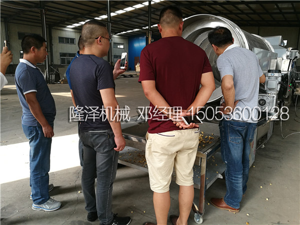 廣州客戶參觀並(bìng)訂購了我公司球形爆米花生(shēng)產線